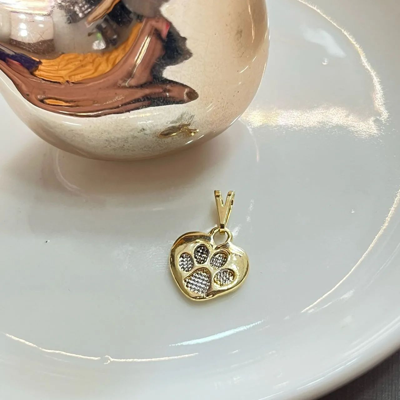 Pingente Dourado Corao detalhe Patinha em Rdio