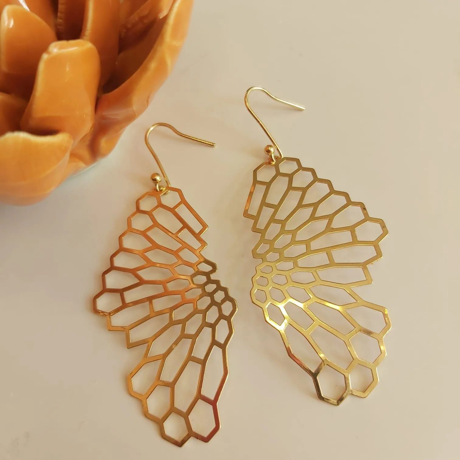 Brinco Dourado Colmeia Vazada de Encaixe