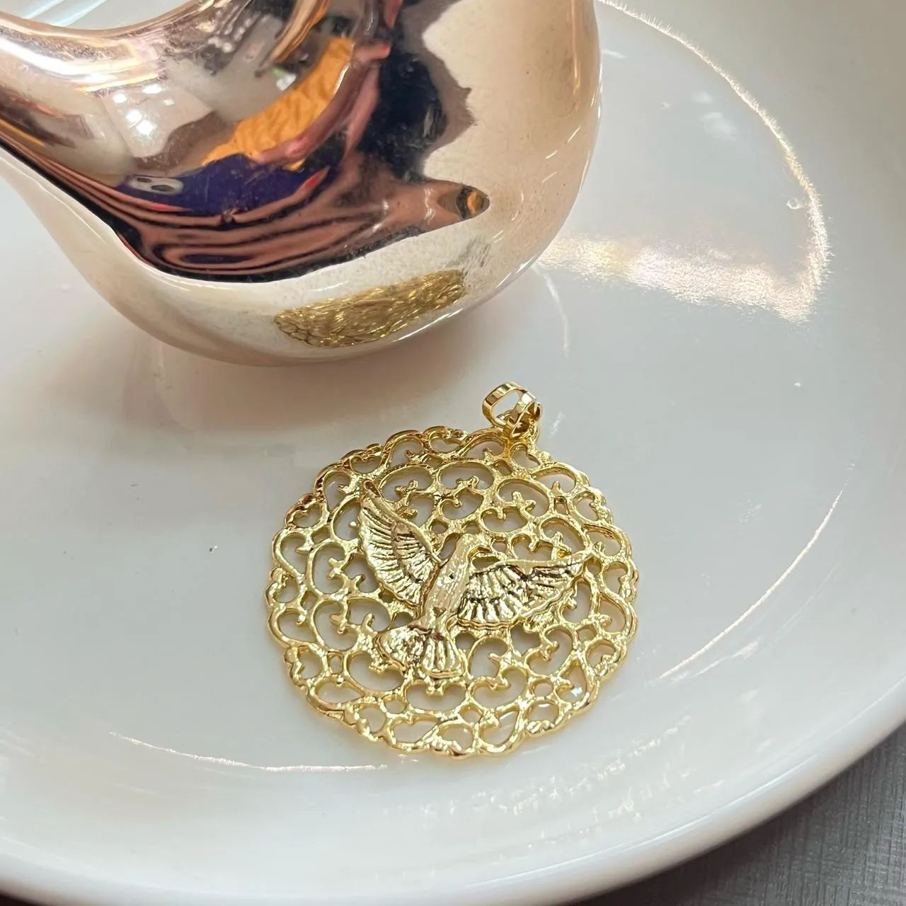 Pingente Dourado Mandala Divino Esprito Santo