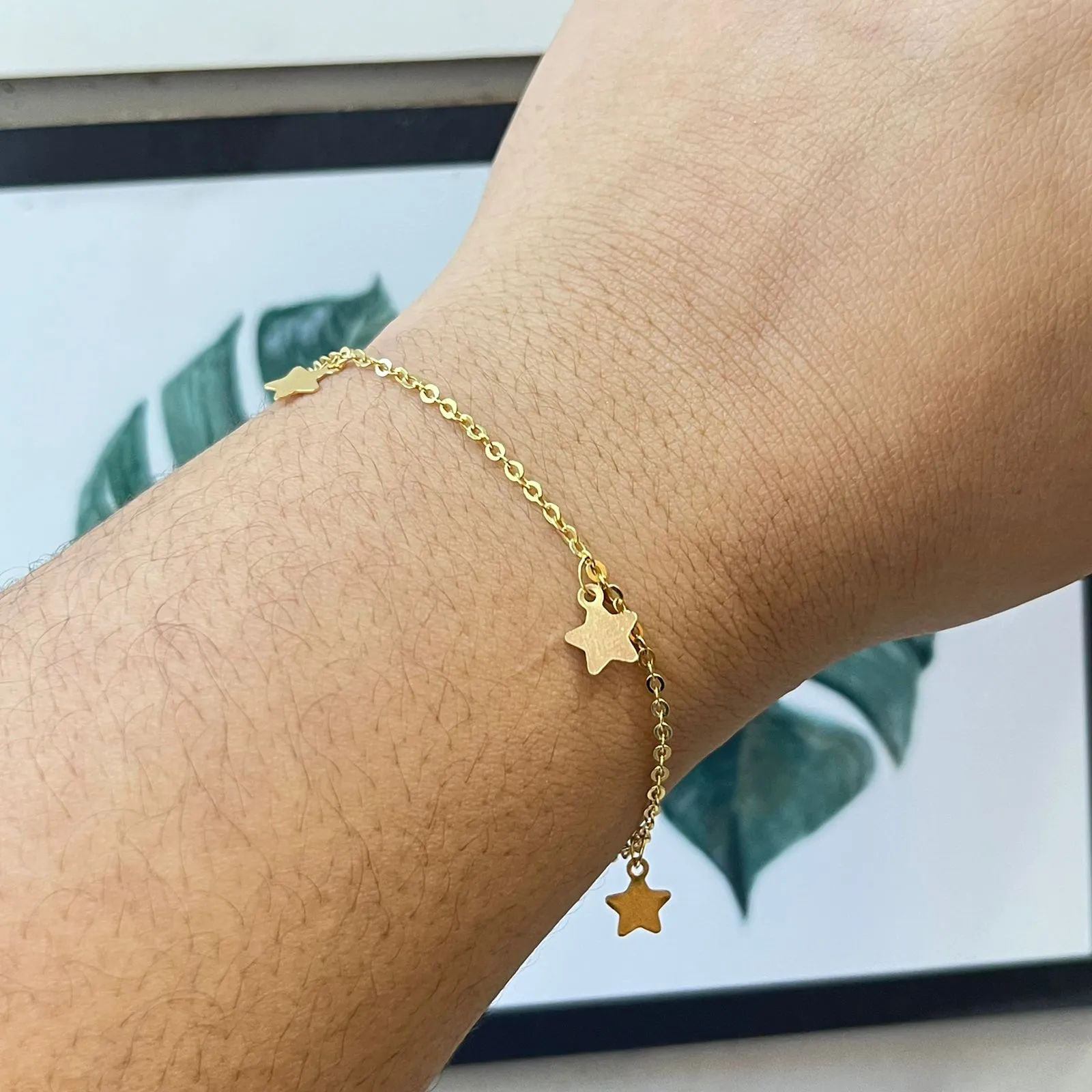Pulseira Dourada Pingentes Estrelinhas