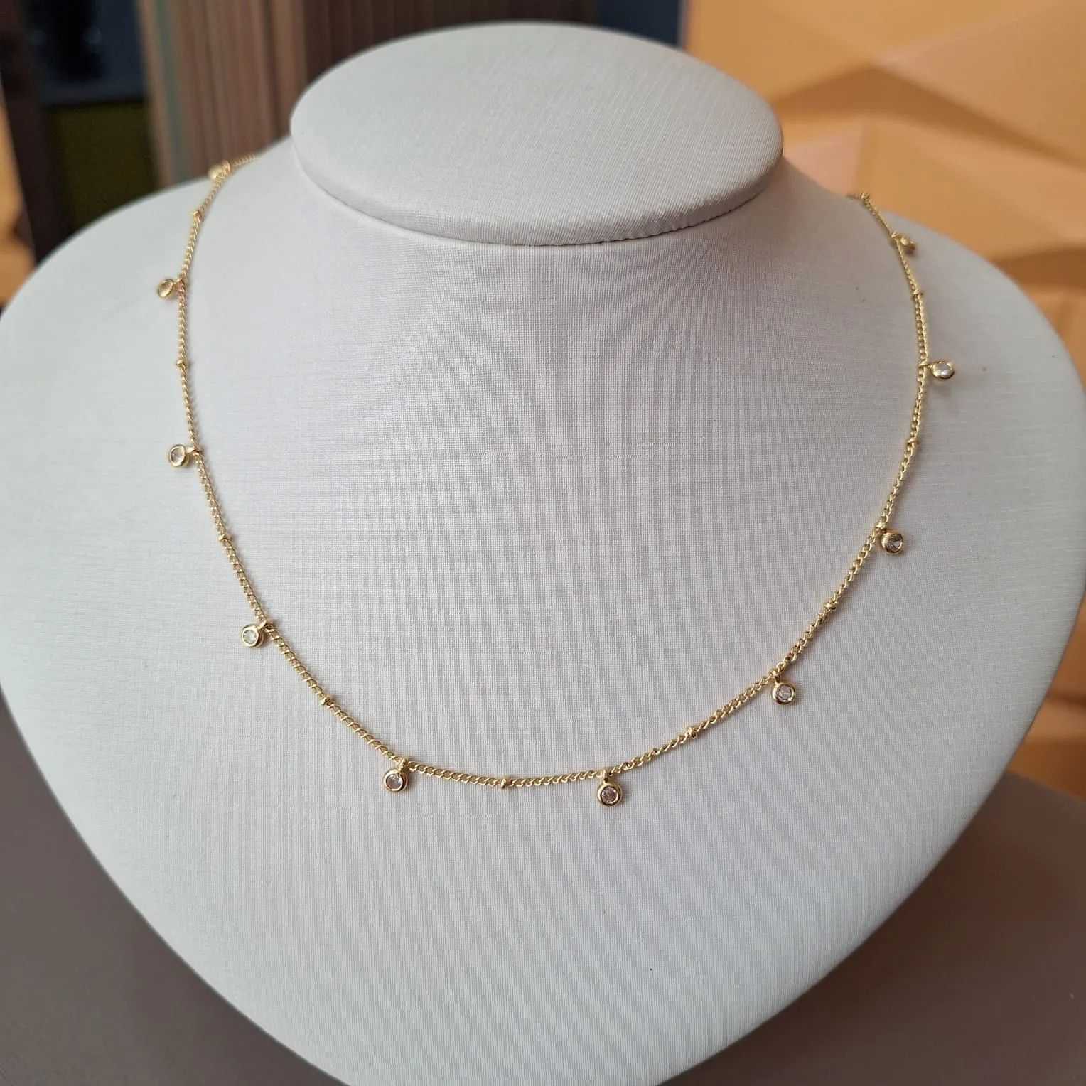 Chocker Dourada Pontos de Luz Cristal