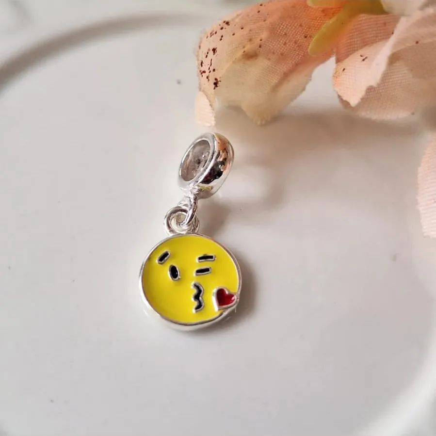 Berloque Prata 925 Emoji Beijinho