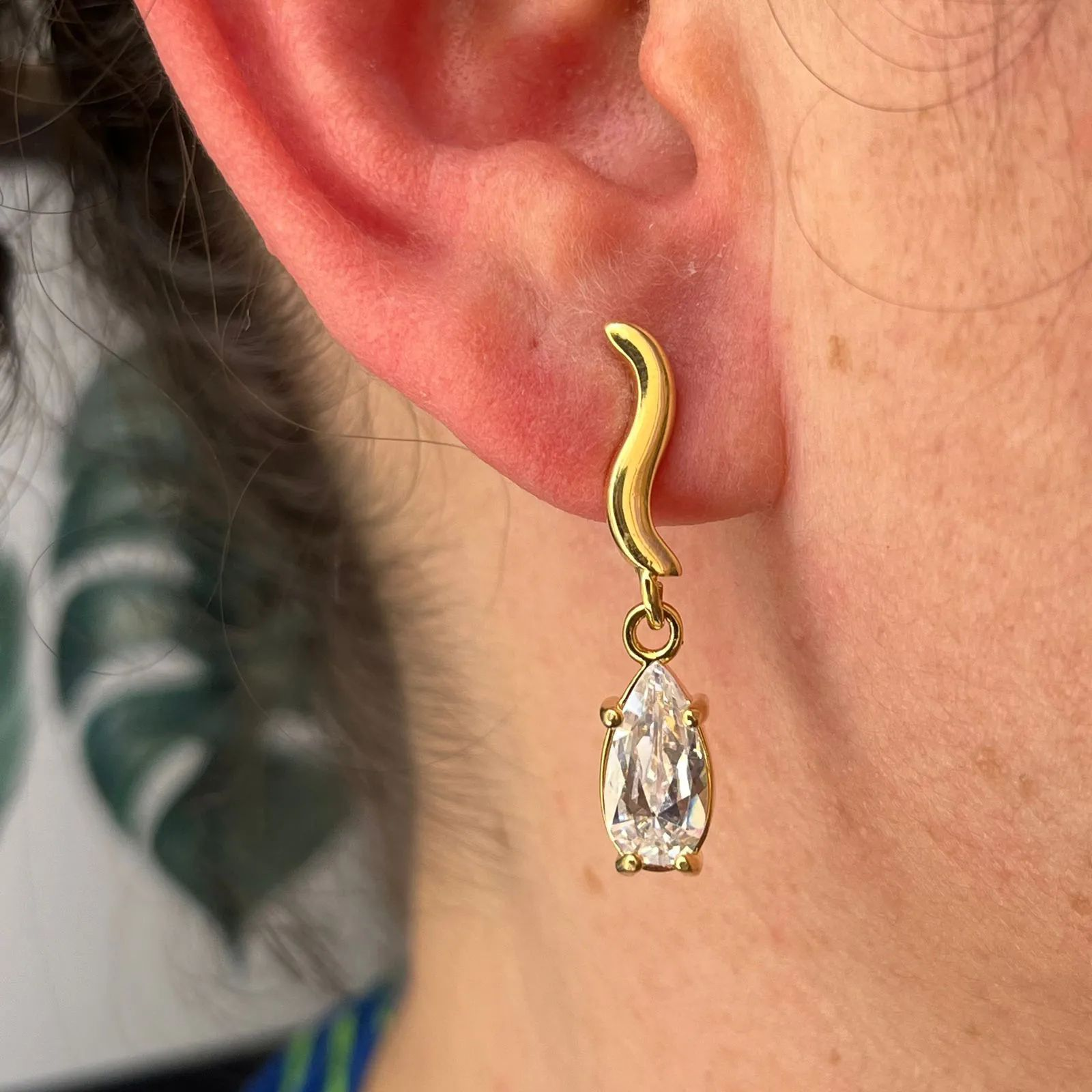 Brinco Dourado Gota Zircnia Pendente