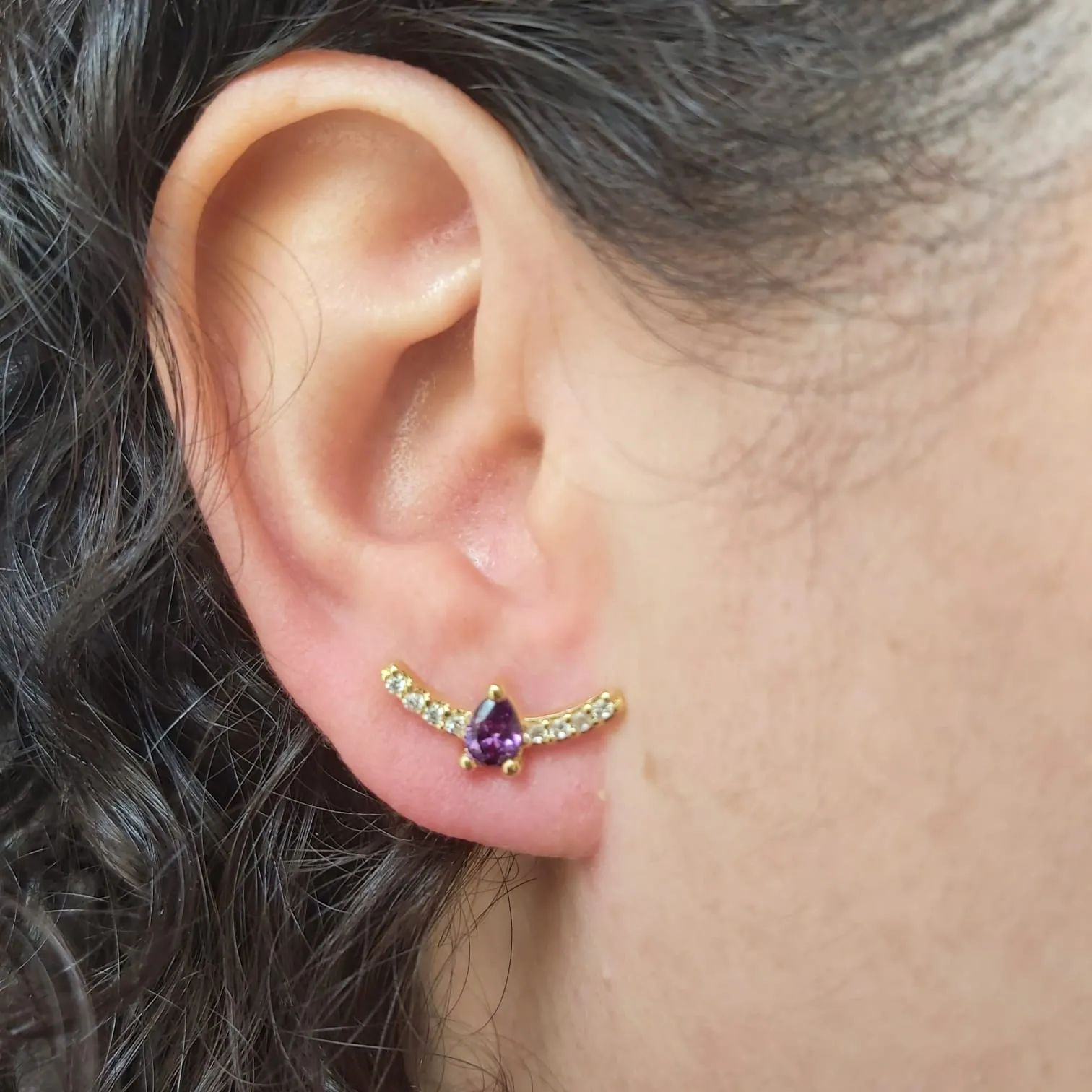 Brinco Dourado Gota Ametista Cravejado