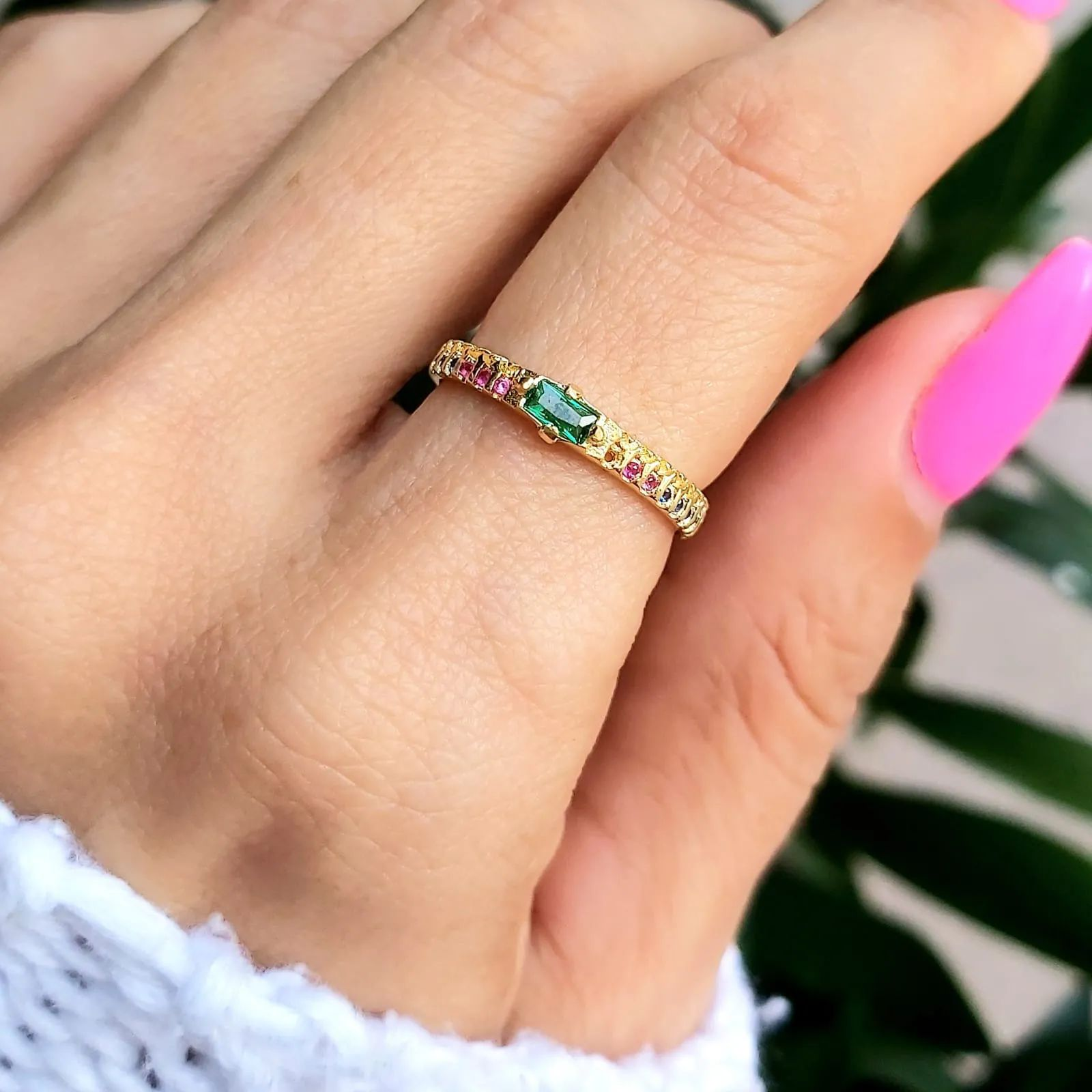 Anel Dourado Cravejado Color Zircnia Retangular Esmeralda