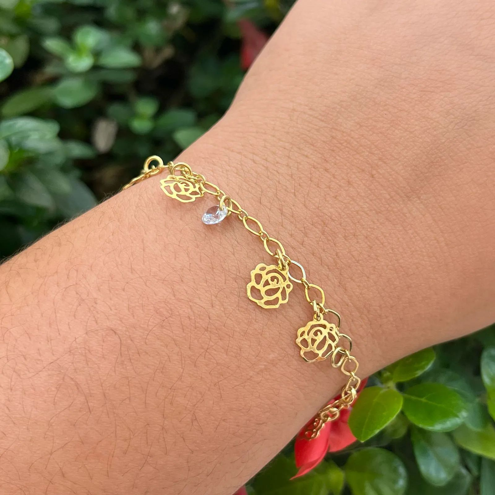 Pulseira Dourada Pingente Flor Vazada Cristal