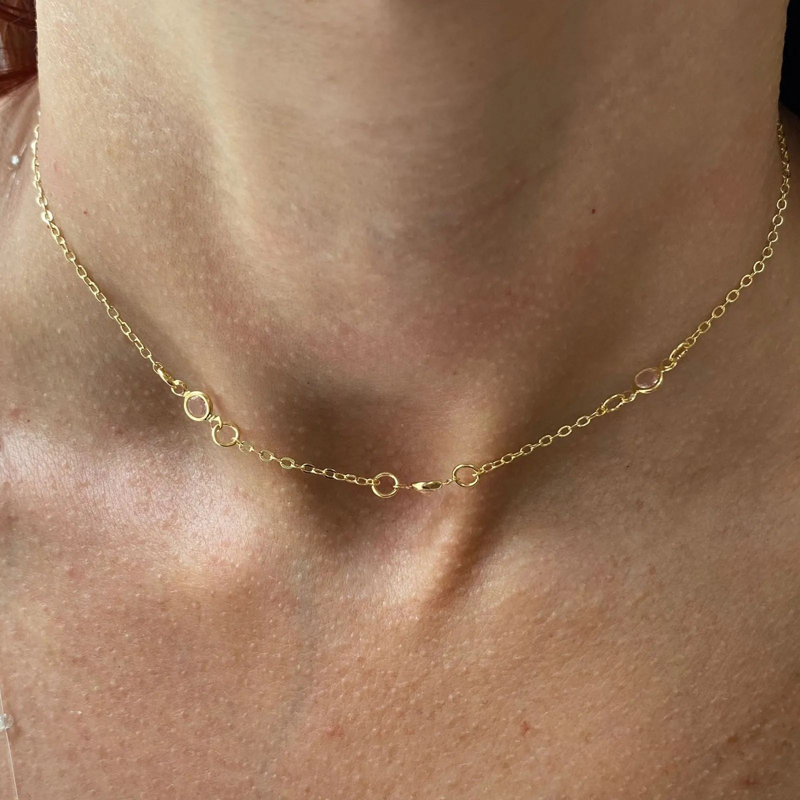 Chocker Dourada Pontos de Luz Rosa