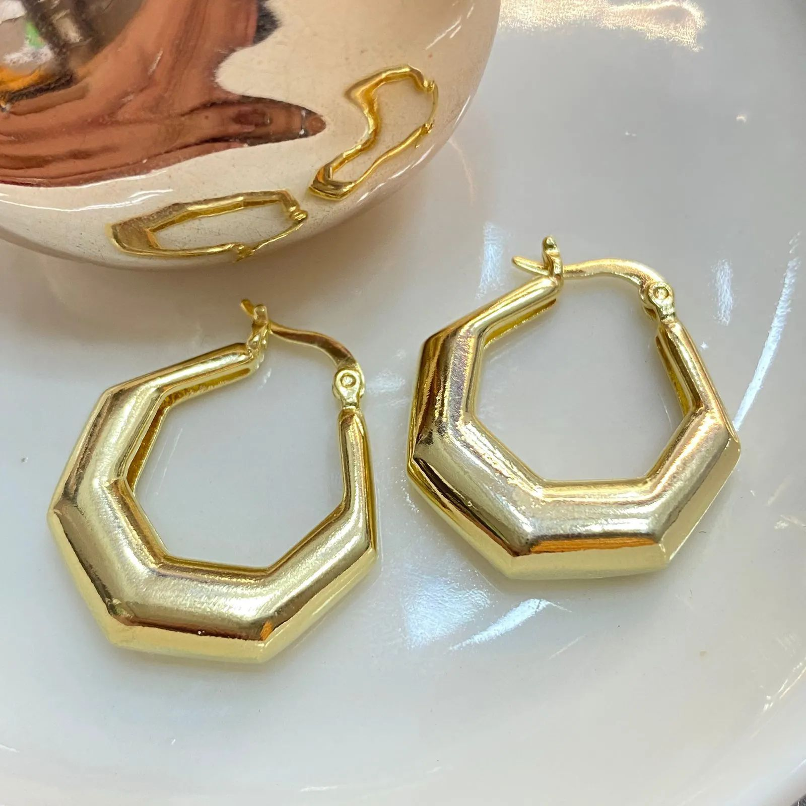 Argola Dourada Hexagonal