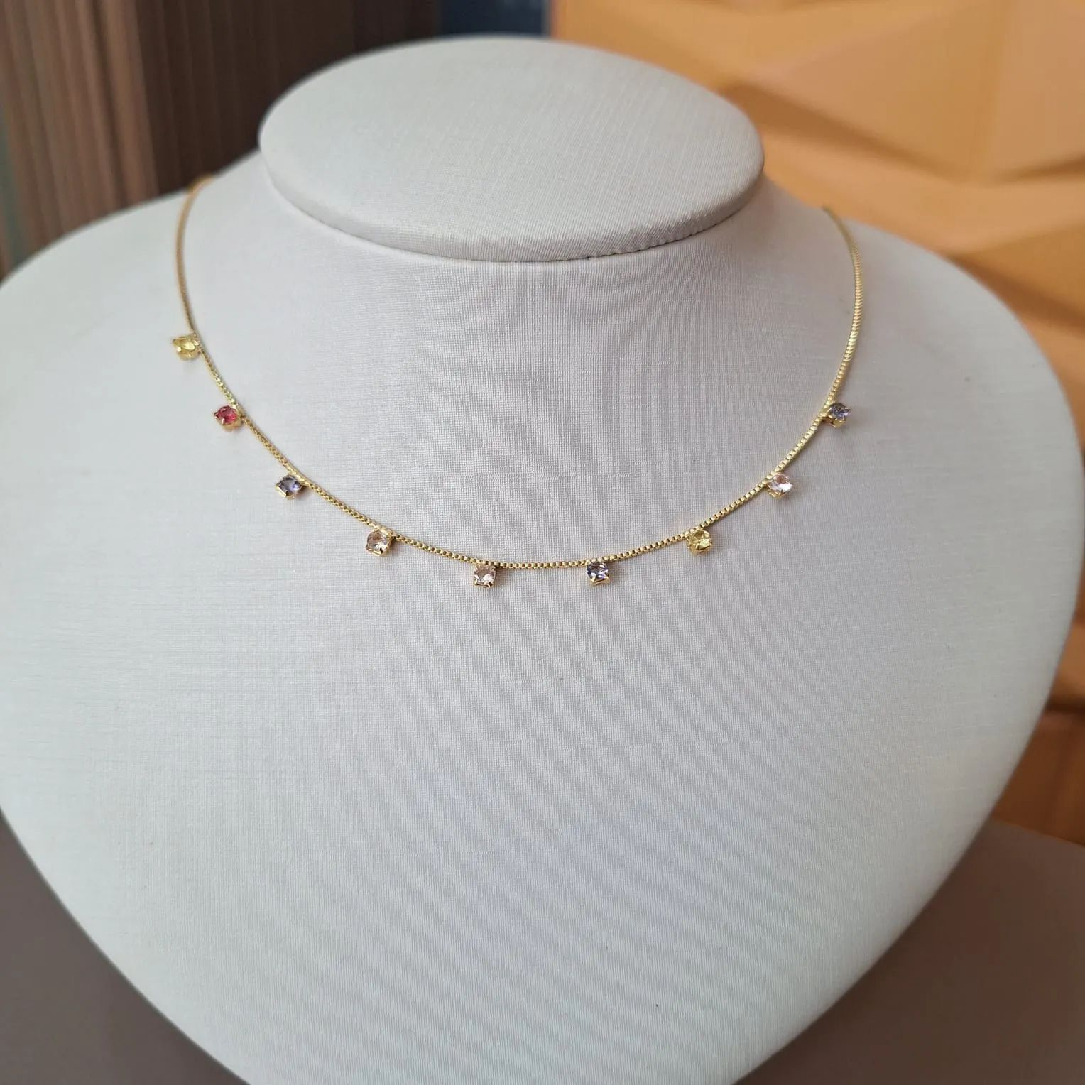 Chocker Dourada Pontinhos Colors
