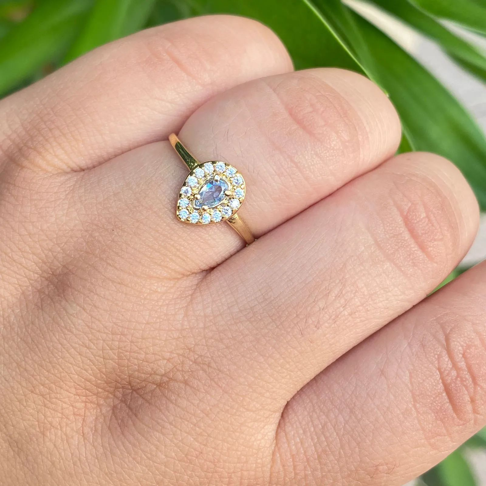 Anel Dourado Gota Central com Microzircnias