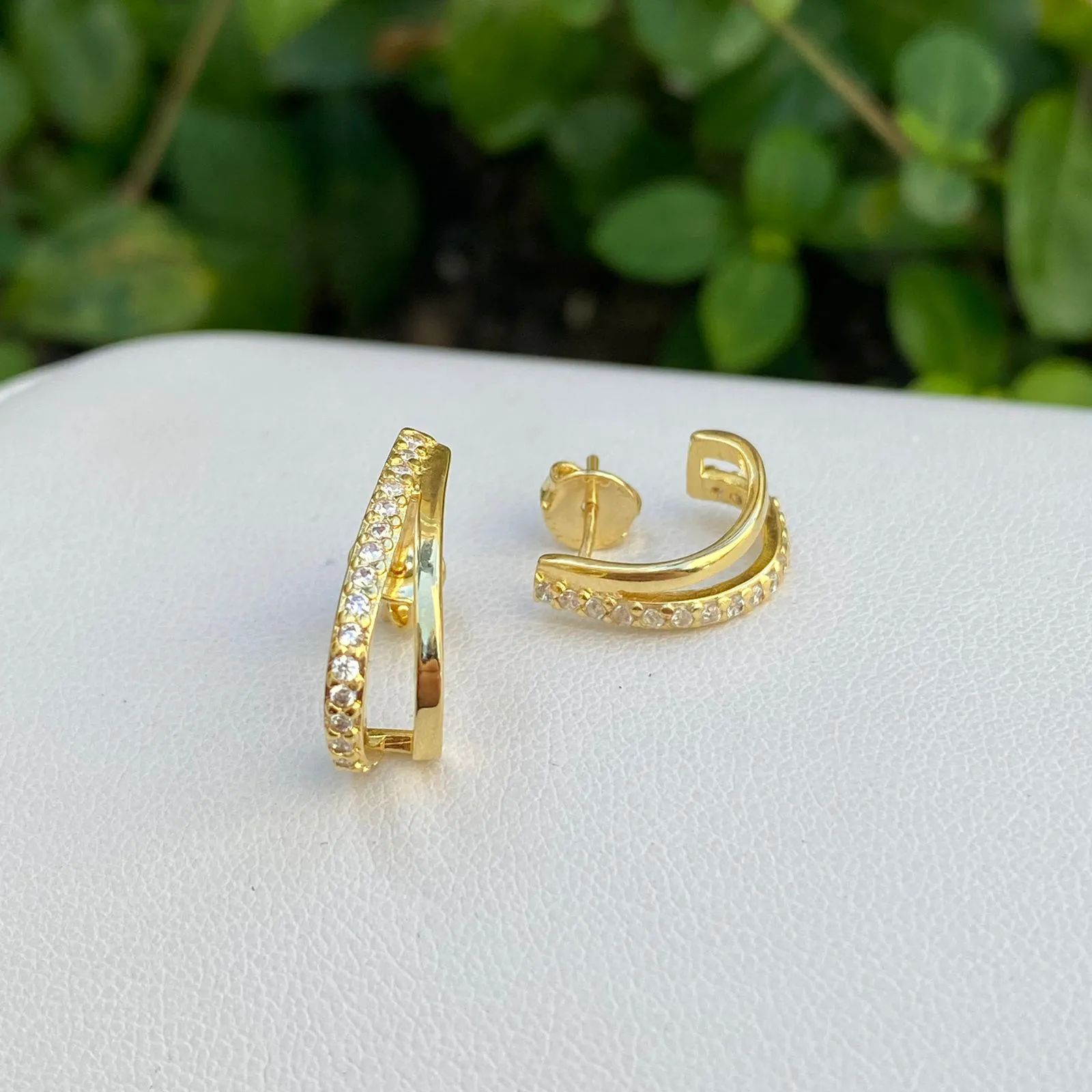 Brinco Dourado Encaixe Duplo Cravejado