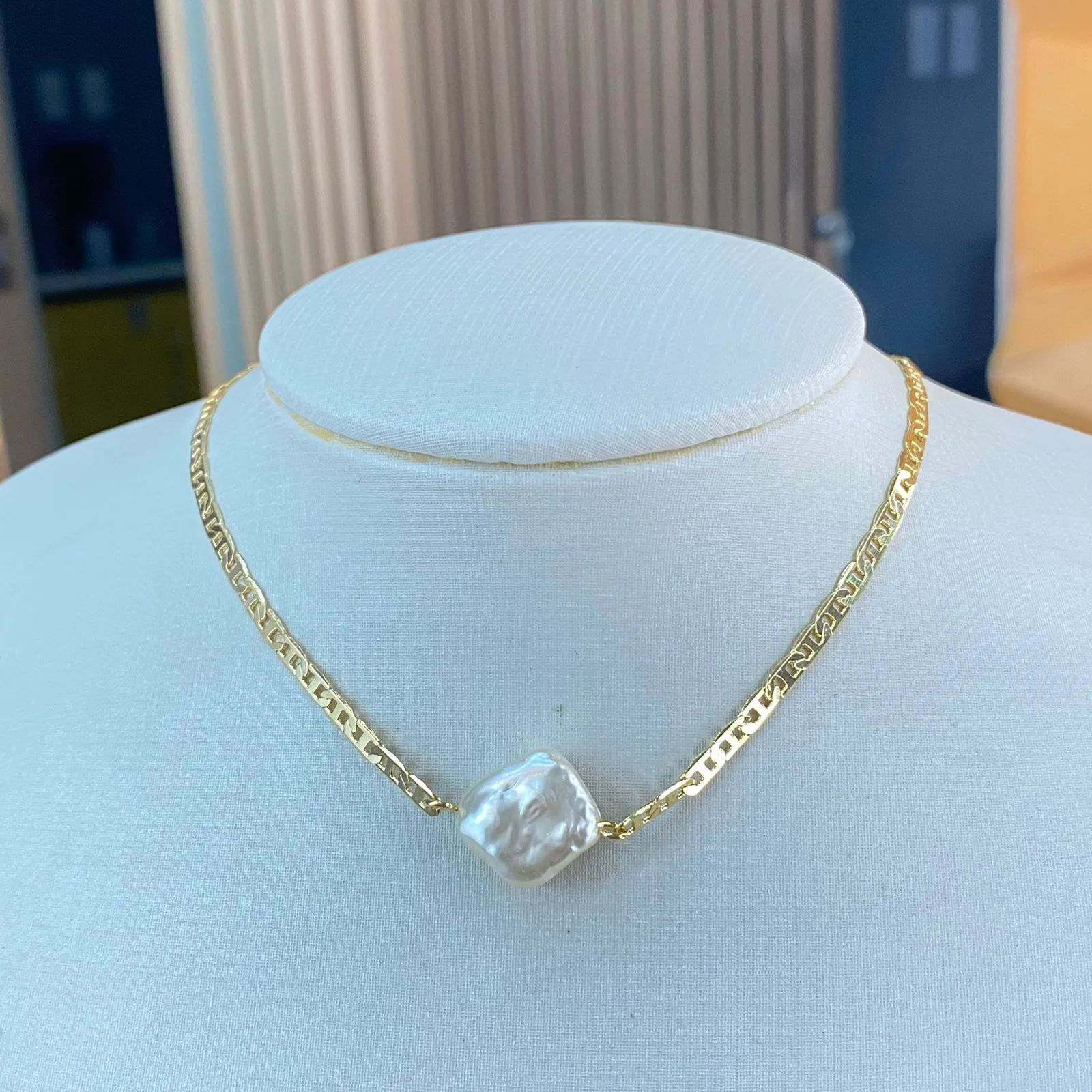 Chocker Dourada Piastrini Prola Barroca