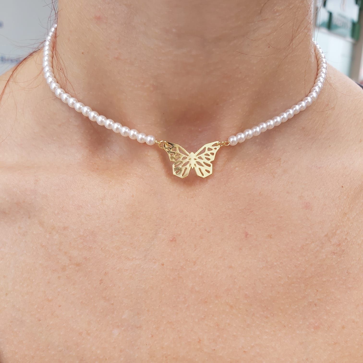 Chocker Dourada Prolas com Borboleta Vazada