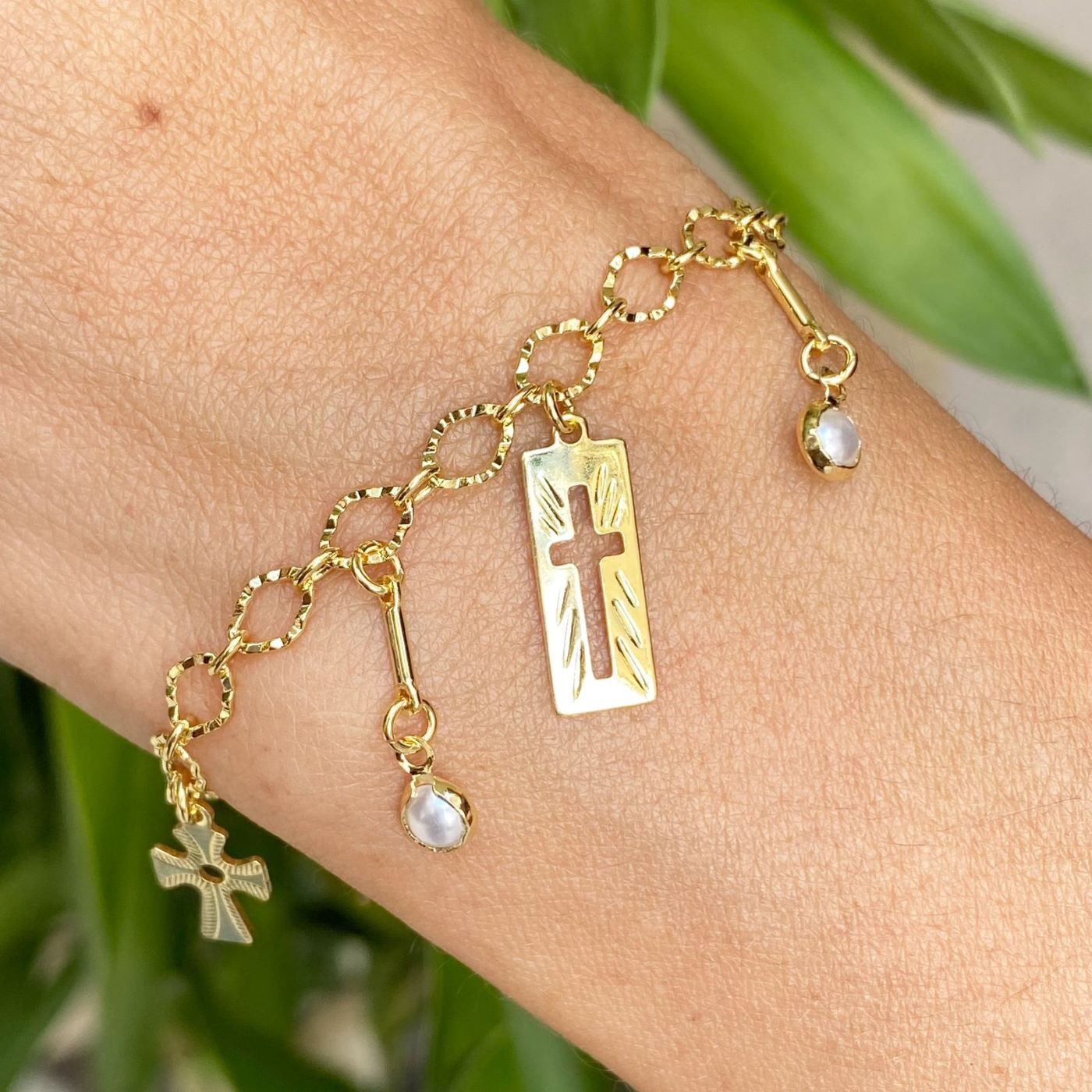 Pulseira Dourada Plaquinha Cruz Pingentes Prola