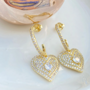 Brinco Dourado Pingente Cora��o Cravejado