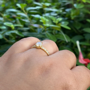 Anel Dourado Solit�rio 5mm Cravejado